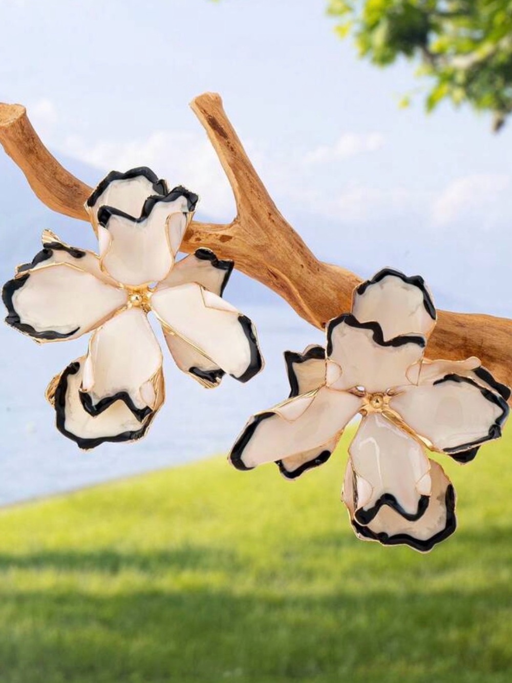 Fashion Floral White and Black Enamel Flower Earrings - Brand